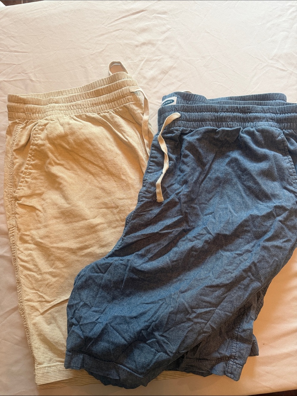 Old Navy 2-pack Men’s Elastic Drawstring Shorts in Blue and Tan